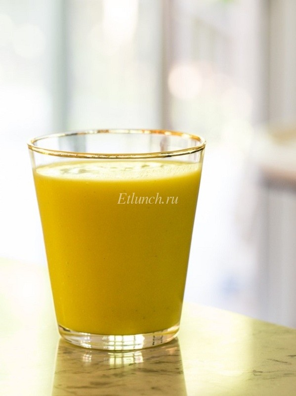 витаминный напиток из манго с апельсином
