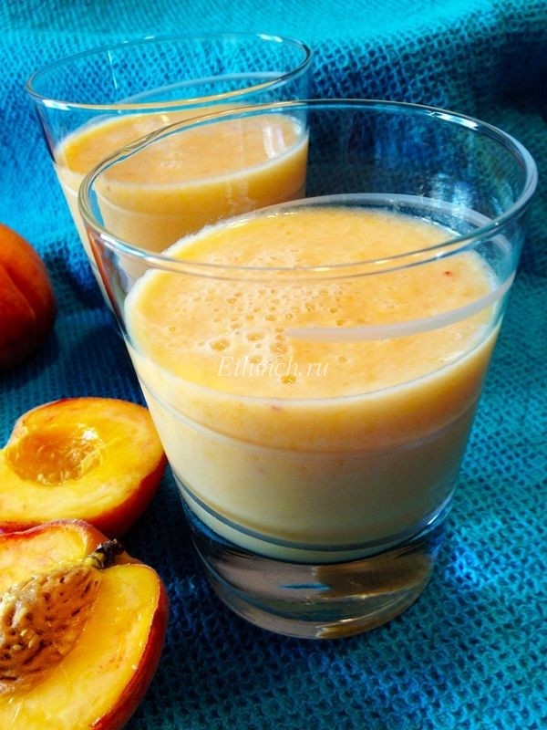 витаминный напиток персиковый коктейль с бананом