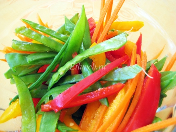 горячий салат с лапшой овощи